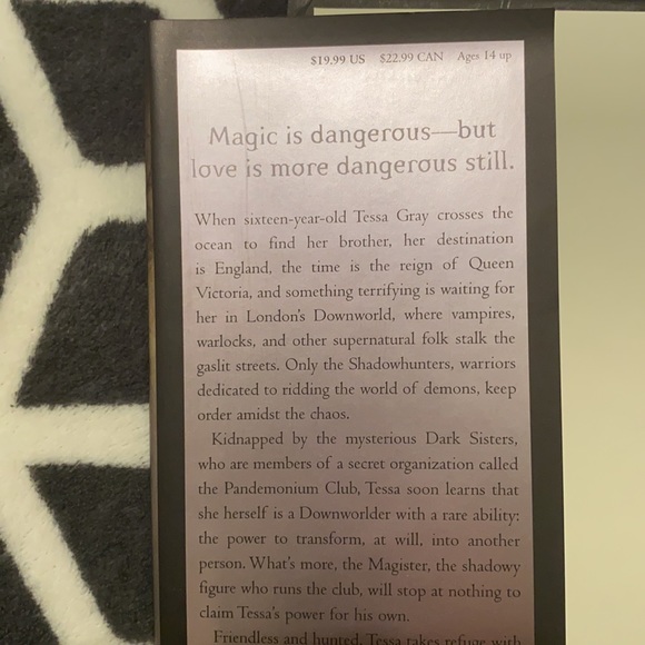 The Infernal Devices Book One: Clockwork Angel - Picture 8 of 9